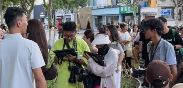 “每走几步就有人来问”“甚至不问就拍”…游客吐槽上海武康大楼附近这群人