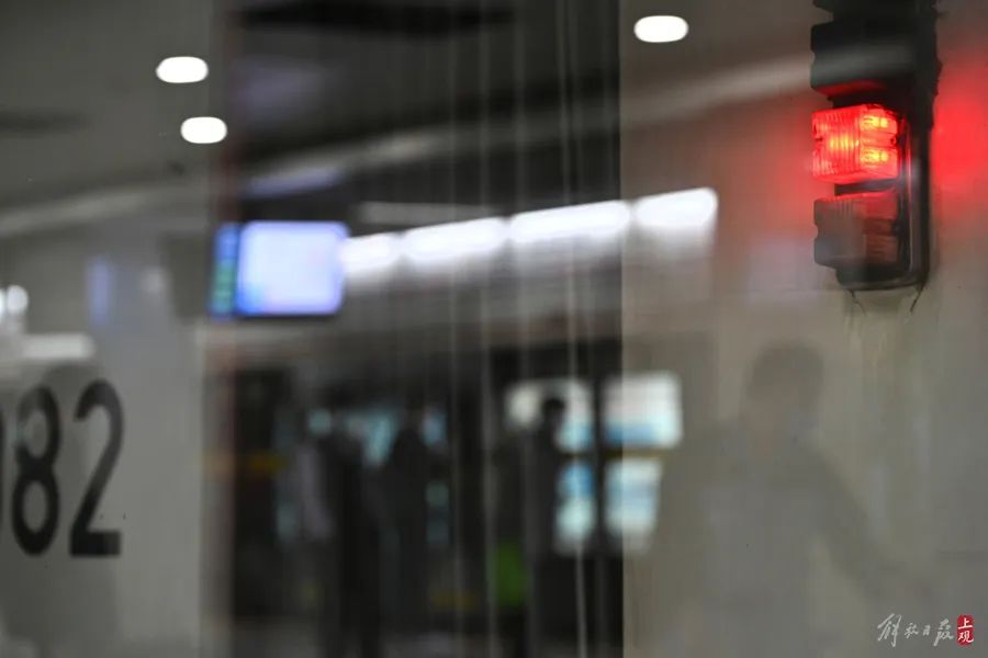 上海地铁1号线突发！女乘客一脚踩空，整条腿卡在列车与站台之间，站方回应→