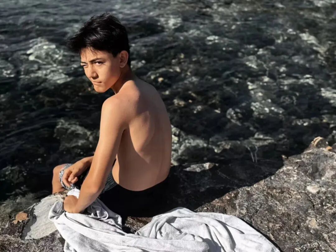 刘烨减重20斤后一家四口海边度假，14岁儿子诺一稚气褪去帅气十足！“这一家人太幸福了”