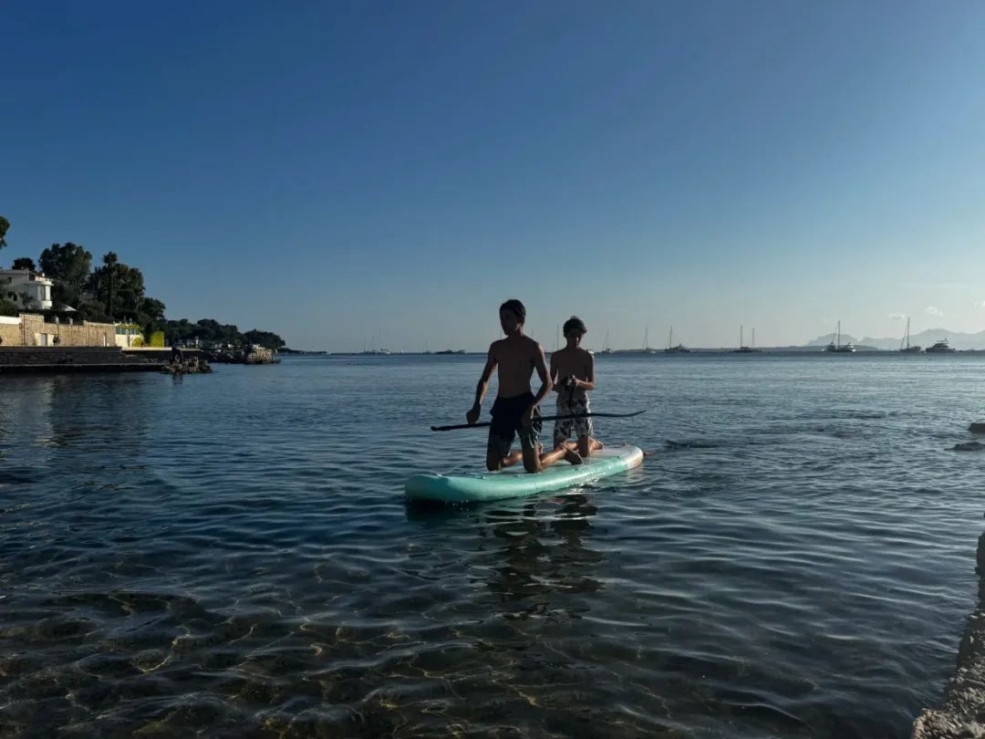 刘烨减重20斤后一家四口海边度假，14岁儿子诺一稚气褪去帅气十足！“这一家人太幸福了”
