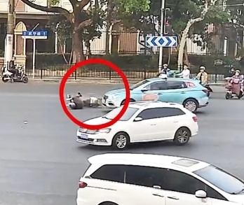 女子骑电动车被撞!坚持闯红灯,逼停一辆车后还继续往前骑 女子骑电动车被撞!坚持闯红灯,逼停一辆车后还继续往前骑