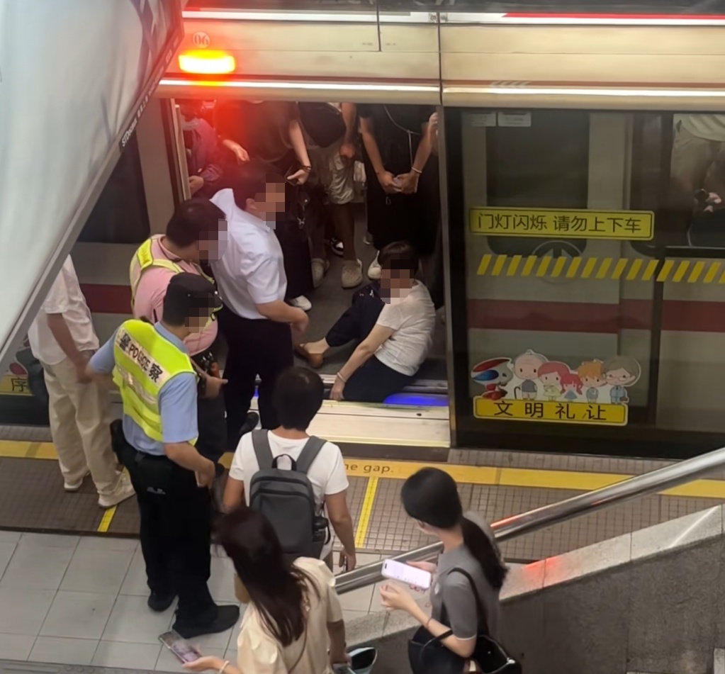 上海地铁1号线突发！女乘客一脚踩空，整条腿卡在列车与站台之间，站方回应→