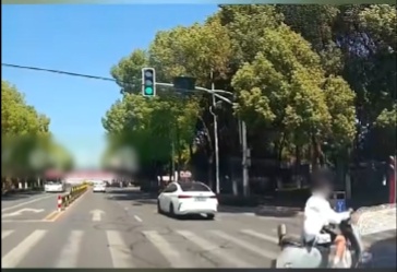 女子骑电动车被撞!坚持闯红灯,逼停一辆车后还继续往前骑 女子骑电动车被撞!坚持闯红灯,逼停一辆车后还继续往前骑