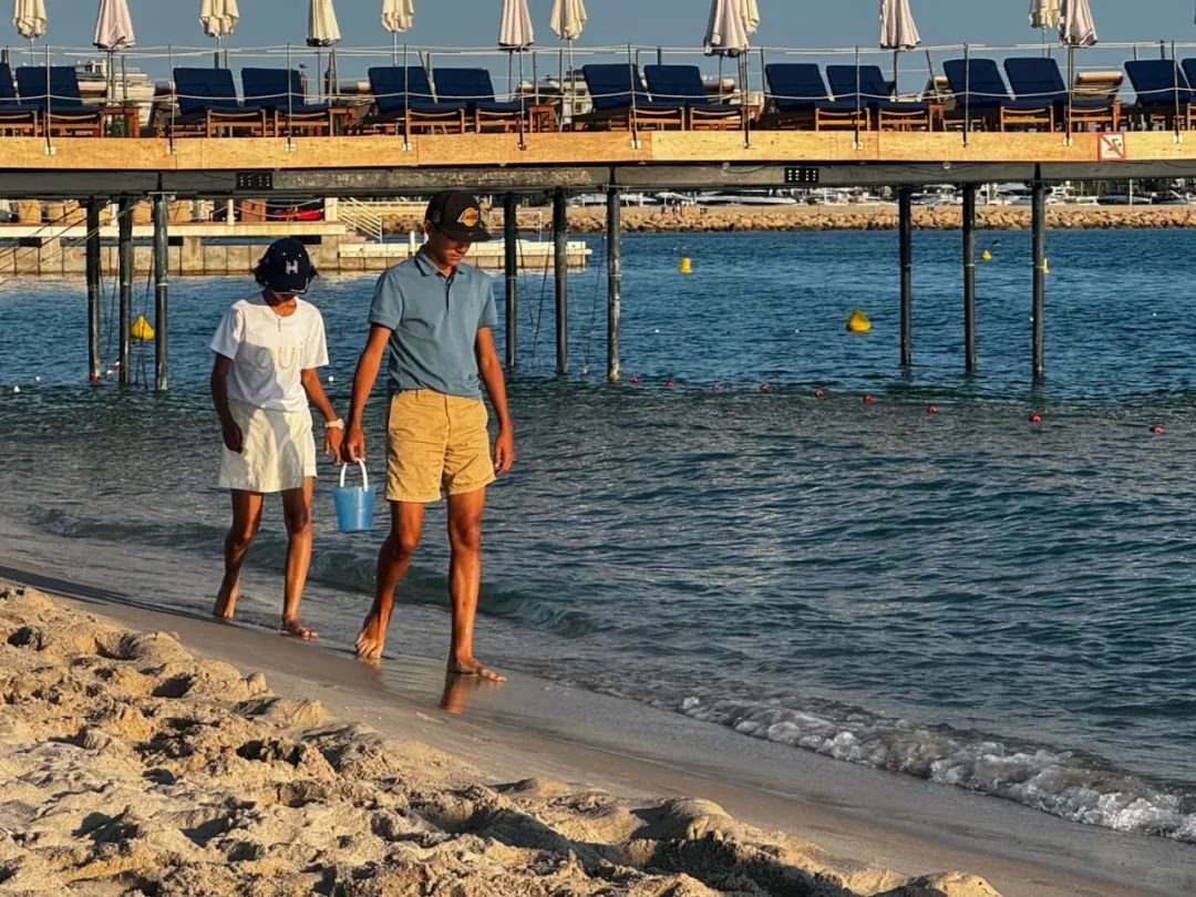 刘烨减重20斤后一家四口海边度假，14岁儿子诺一稚气褪去帅气十足！“这一家人太幸福了”