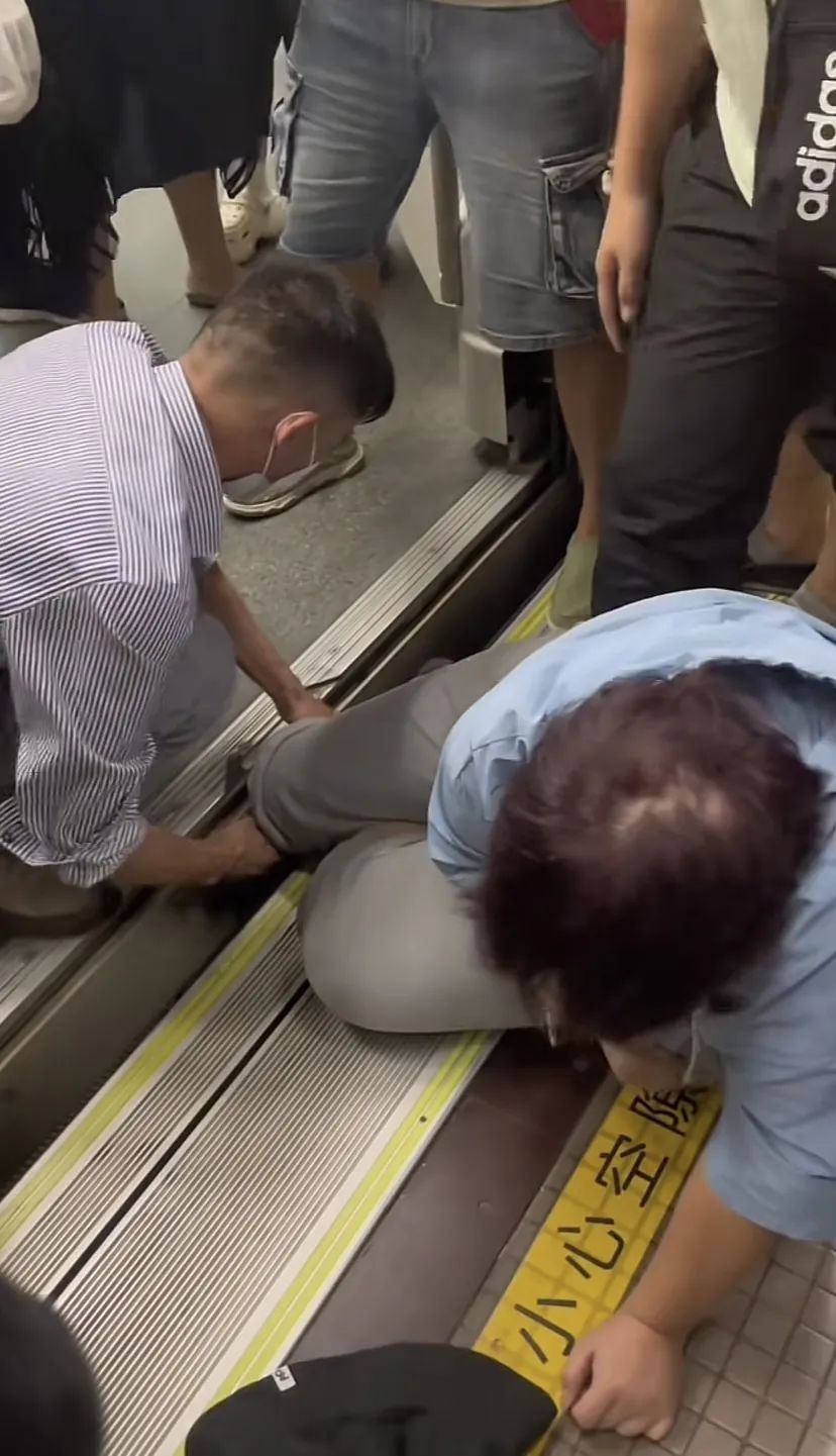 上海地铁1号线突发！女乘客一脚踩空，整条腿卡在列车与站台之间，站方回应→