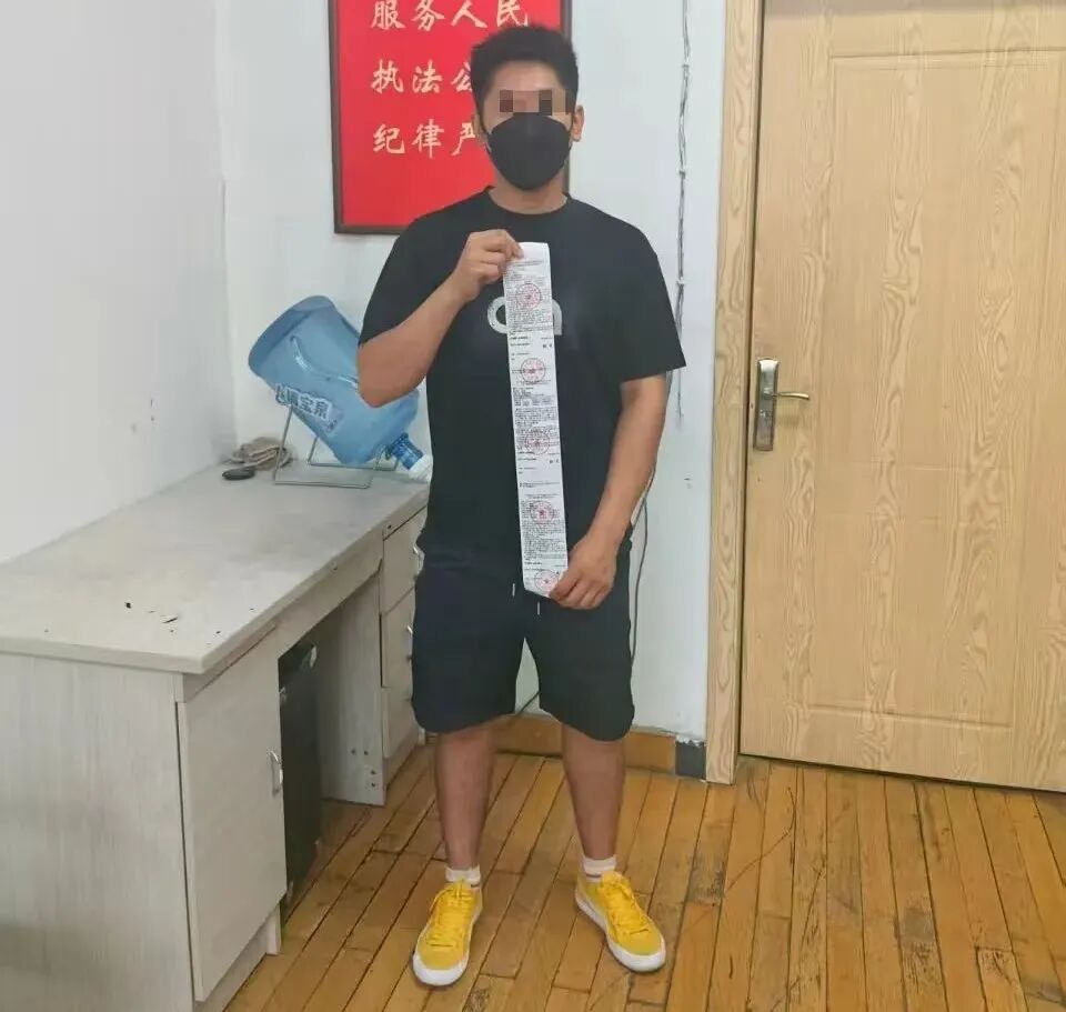 “哥们儿,就一个问题,你揪它干啥?” “哥们儿,就一个问题,你揪它干啥?”