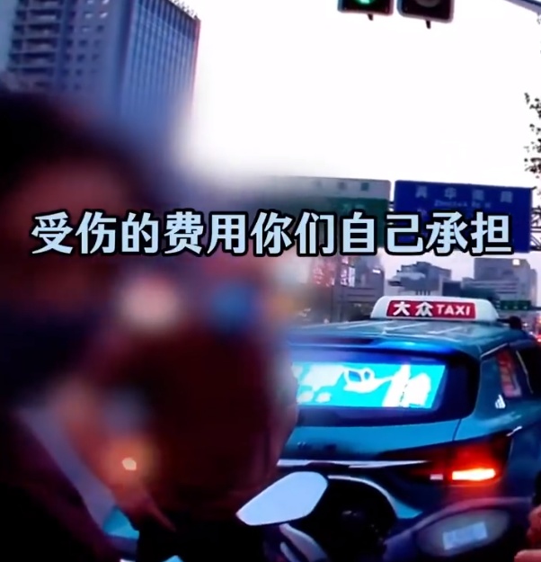 女子骑电动车被撞!坚持闯红灯,逼停一辆车后还继续往前骑 女子骑电动车被撞!坚持闯红灯,逼停一辆车后还继续往前骑