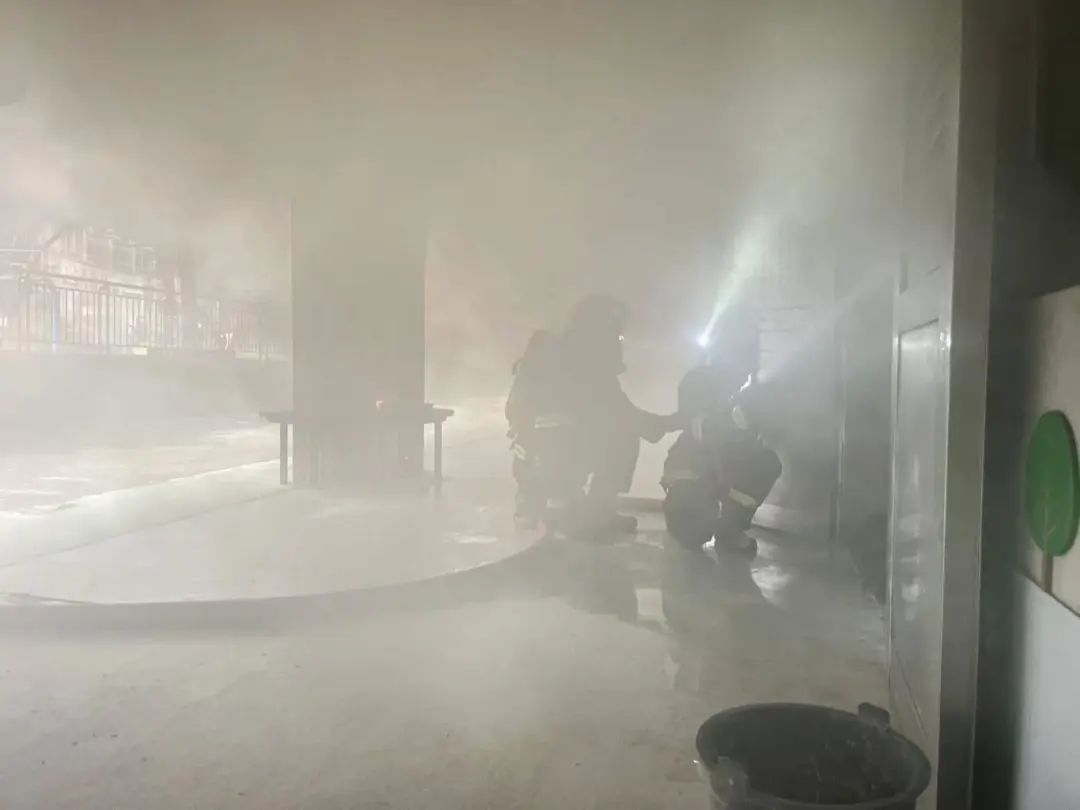 一个疏忽，让工位“火”上热搜！