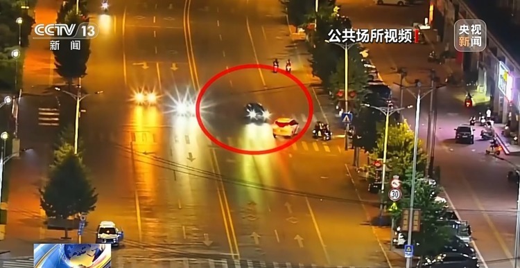 轿车意外失控 巡逻警车“以身拦截”护住5名少年