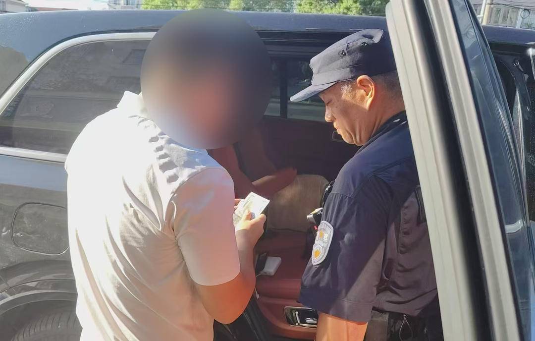 醉酒后万元现金被捡走 民警一帧帧查监控找回