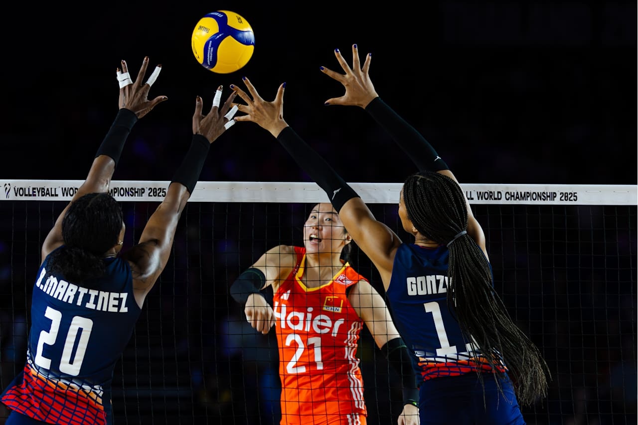 中国女排小组赛三连胜晋级，淘汰赛将战法国队