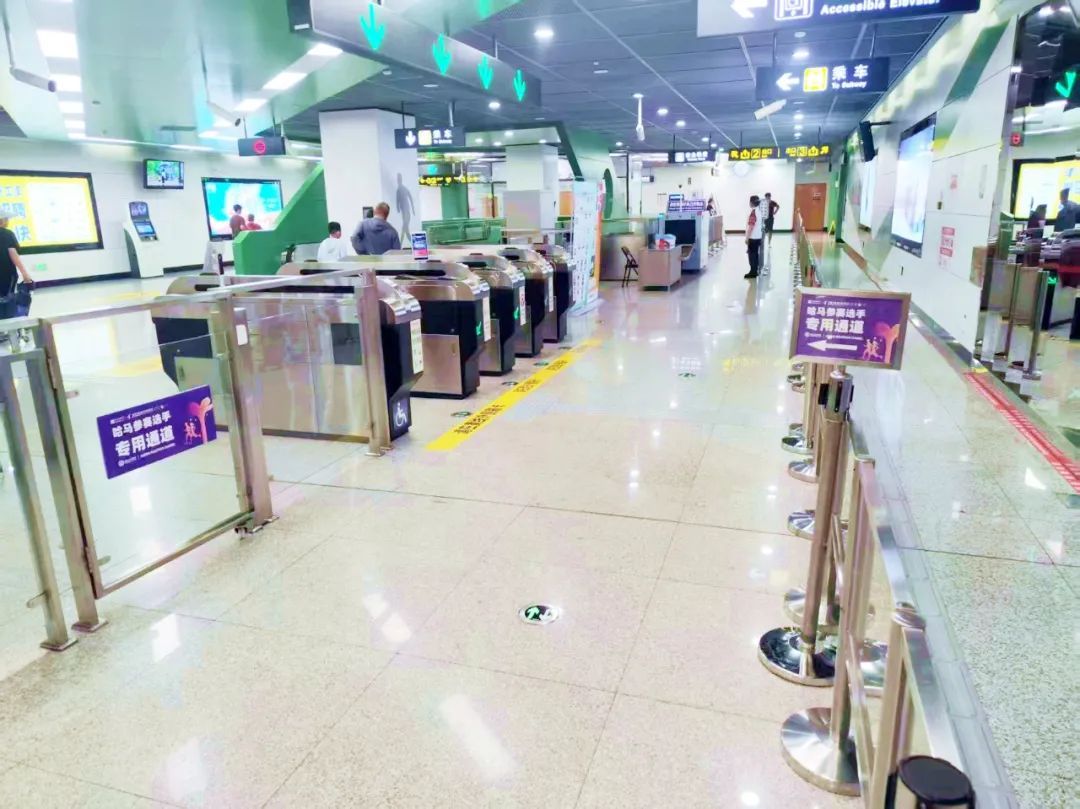 运营时间提前、公交无缝接驳、开通专用通道……哈马赛事期间，选手乘坐地铁享多项便利