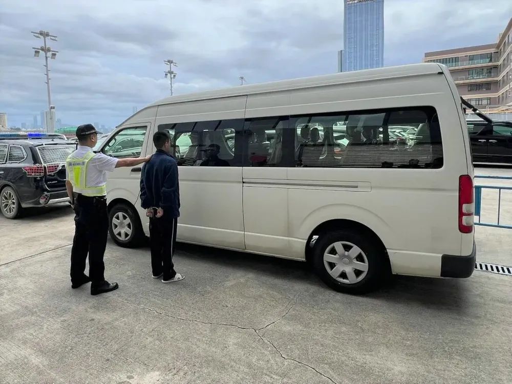 澳门海关:36岁男子靠“水下推进器”偷渡,被抓现行,获刑4个月 澳门海关:36岁男子靠“水下推进器”偷渡,被抓现行,获刑4个月