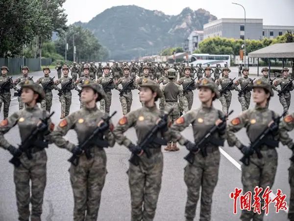 挺拔的军姿 民族的脊梁