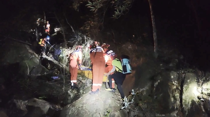 驴友骨折被困深山！“蓝朋友”冒雨彻夜营救……