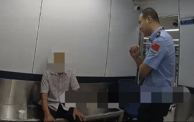 80岁大爷遇真爱！和相亲对象出境旅游时，1个举动被民警当场拦下