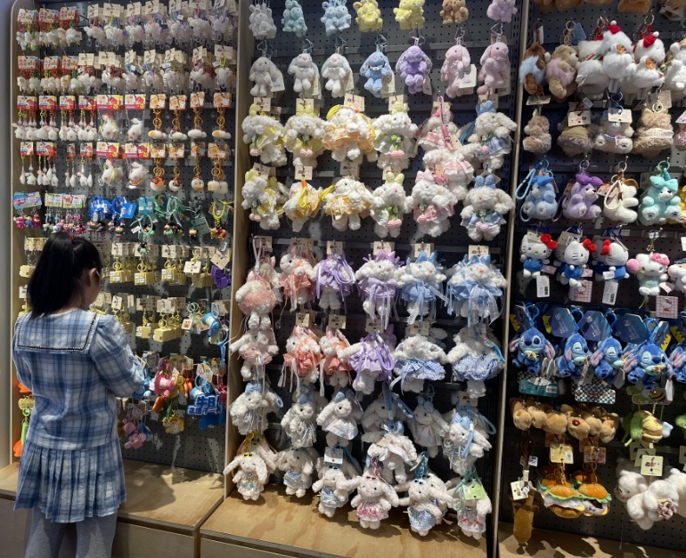 “包挂”走红,你给包包挂上了“包搭子”吗? “包挂”走红,你给包包挂上了“包搭子”吗?