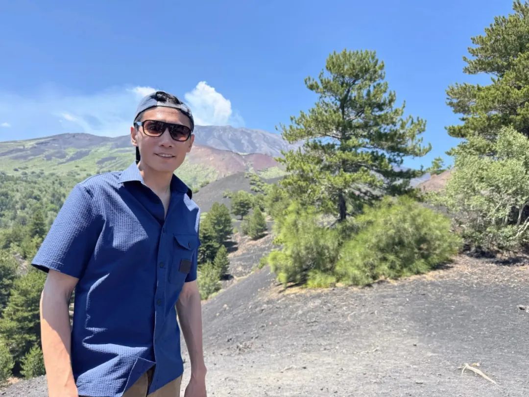 刘烨减重20斤后一家四口海边度假，14岁儿子诺一稚气褪去帅气十足！“这一家人太幸福了”