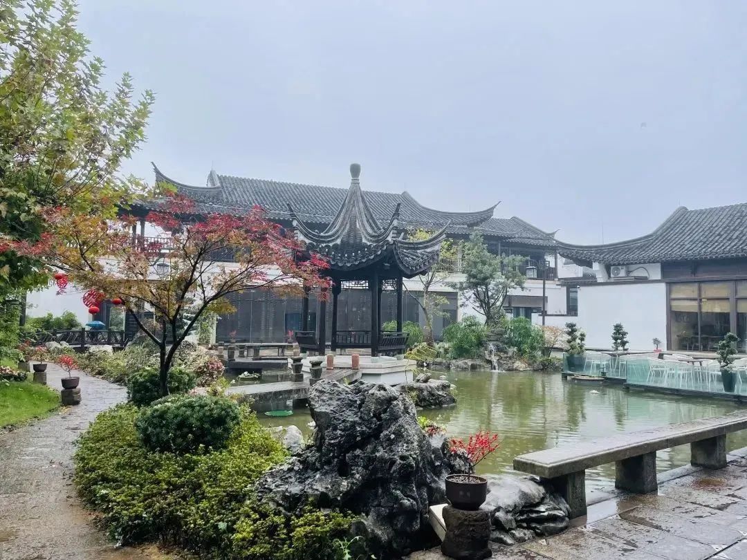 入住酒店遛弯时竟发现千年古墓，未提前告知消费者构成侵权吗？律师解读