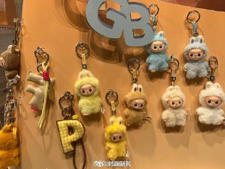 店员回应迷你LABUBU样品被吐槽：消费者可自己调整一下