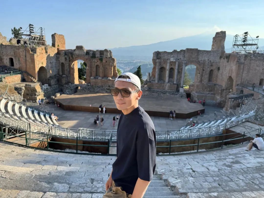 刘烨减重20斤后一家四口海边度假，14岁儿子诺一稚气褪去帅气十足！“这一家人太幸福了”