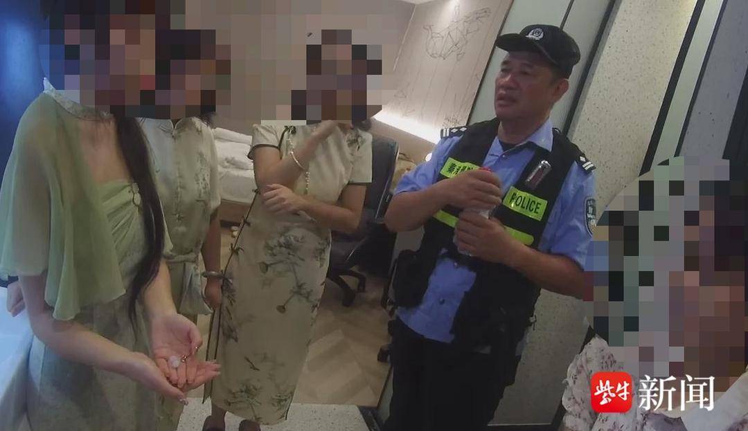 住酒店耳环遗失引发猜忌 民警分析后她们翻垃圾失而复得 住酒店耳环遗失引发猜忌 民警分析后她们翻垃圾失而复得