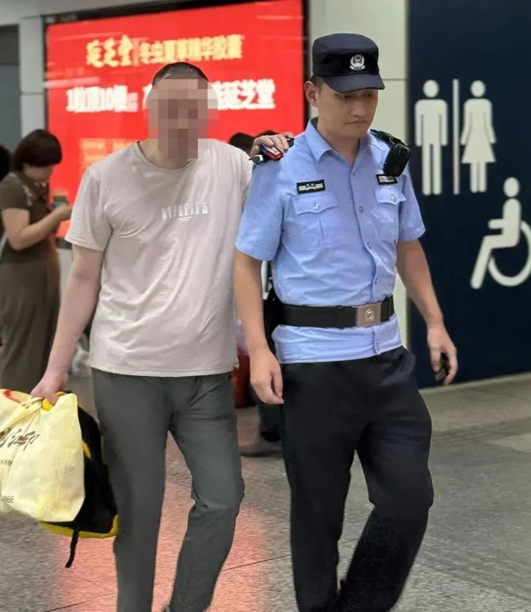 杭州地铁两张 “扶肩照”火了！还“炸”出一项隐藏服务