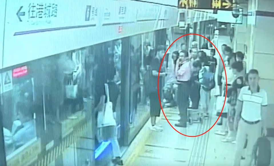 上海地铁1号线突发！女乘客一脚踩空，整条腿卡在列车与站台之间，站方回应→