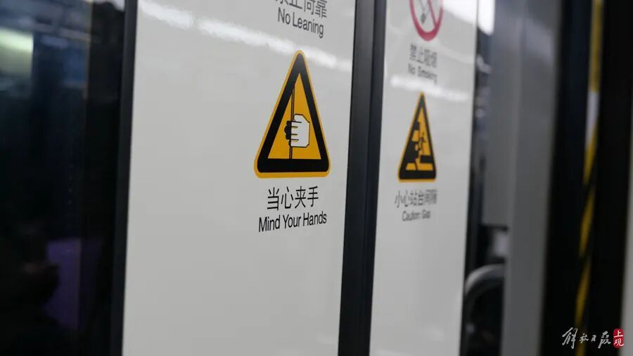 上海地铁1号线突发！女乘客一脚踩空，整条腿卡在列车与站台之间，站方回应→