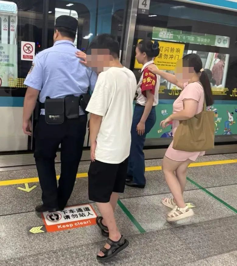 杭州地铁两张 “扶肩照”火了！还“炸”出一项隐藏服务