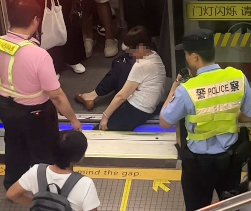 上海地铁1号线突发！女乘客一脚踩空，整条腿卡在列车与站台之间，站方回应→