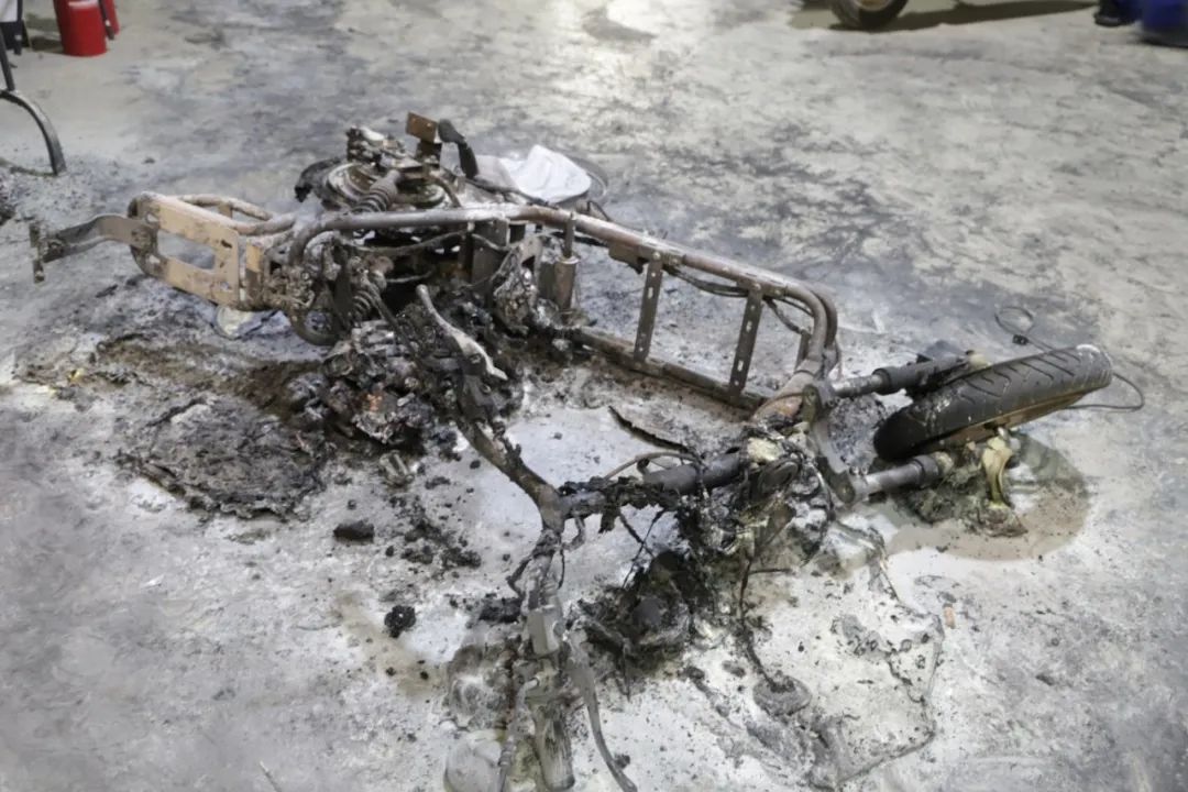 电动自行车突发爆燃！关键时刻他们救了一栋楼→