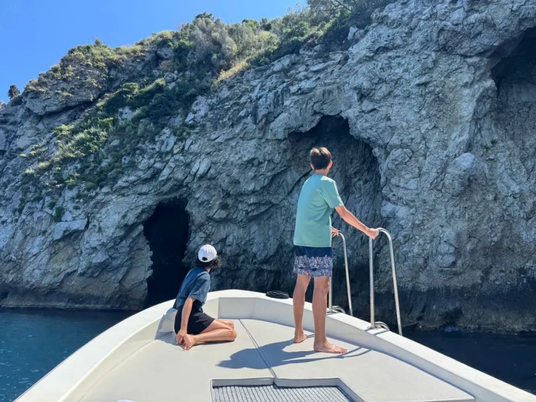 刘烨减重20斤后一家四口海边度假，14岁儿子诺一稚气褪去帅气十足！“这一家人太幸福了”