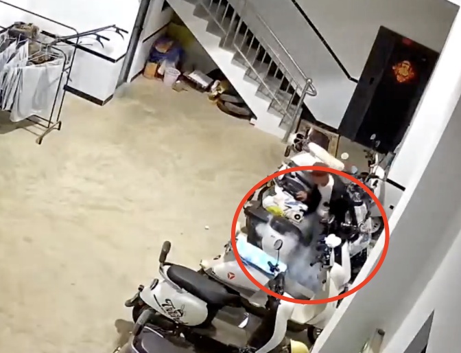 电动自行车突发爆燃！关键时刻他们救了一栋楼→