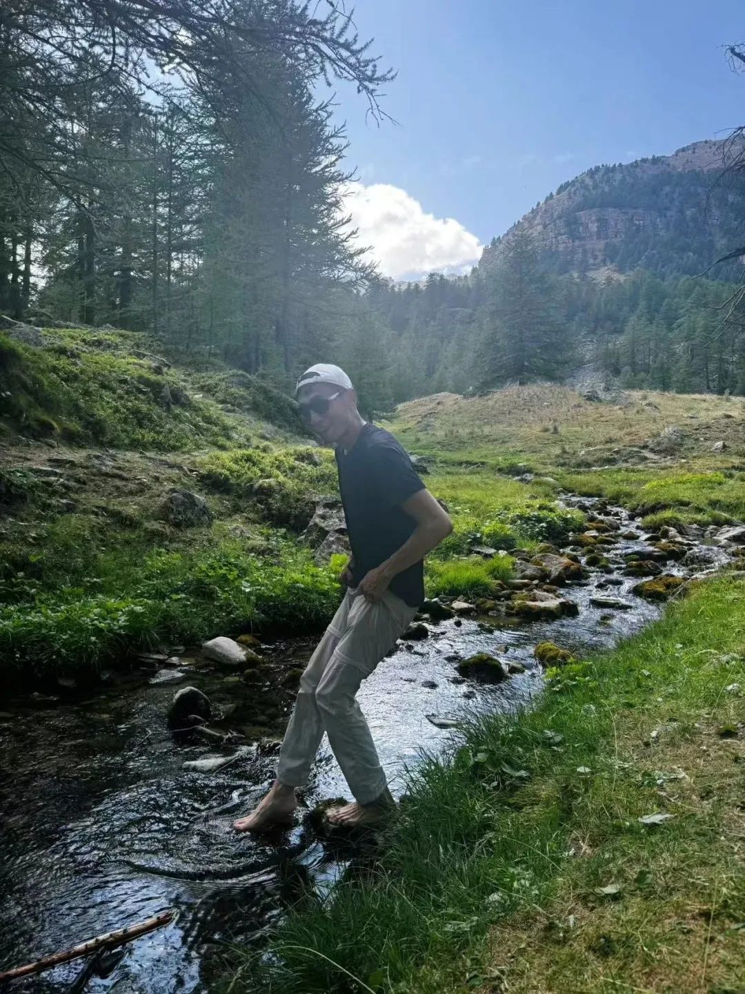 刘烨减重20斤后一家四口海边度假，14岁儿子诺一稚气褪去帅气十足！“这一家人太幸福了”