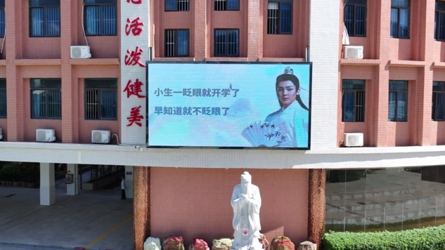 起猛了！在学校看到男演员侯明昊在迎开学？网友：这波够懂我，突然想上学了！
