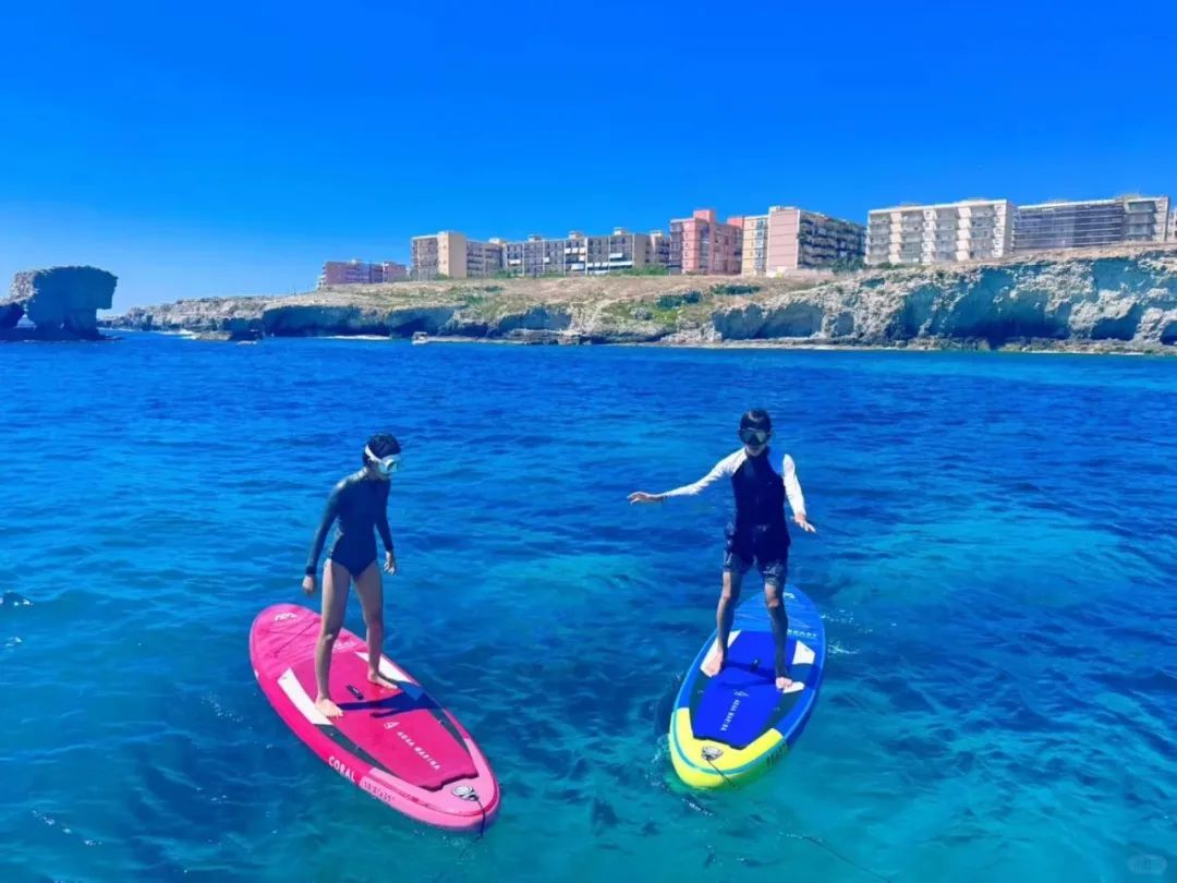 刘烨减重20斤后一家四口海边度假，14岁儿子诺一稚气褪去帅气十足！“这一家人太幸福了”