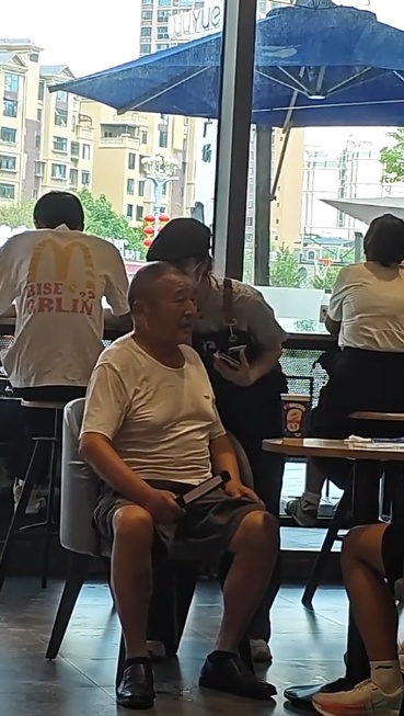 四川一瑞幸咖啡店员帮助老人用手机点单,拍摄者:她助人后开心到叉腰的画面很有爱 四川一瑞幸咖啡店员帮助老人用手机点单,拍摄者:她助人后开心到叉腰的画面很有爱