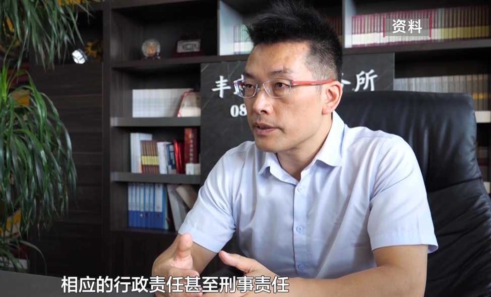 给黔灵山猕猴喂白酒、槟榔、棉花糖,整各种“花活”!这种“宠爱”引人反思 给黔灵山猕猴喂白酒、槟榔、棉花糖,整各种“花活”!这种“宠爱”引人反思