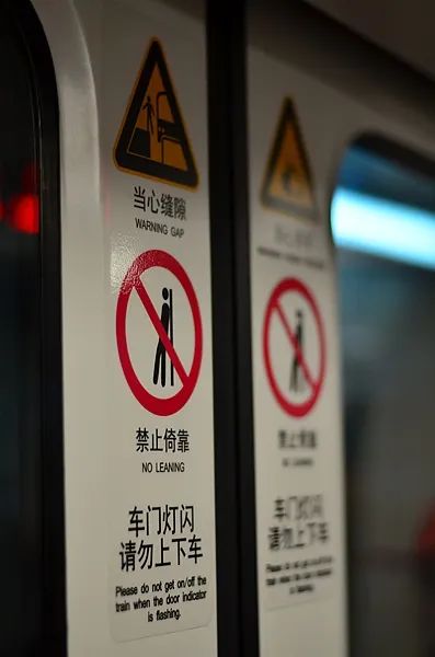 什么情况？上海地铁惊险一幕！列车被紧急截停！乘客还在愣，他们反应神速