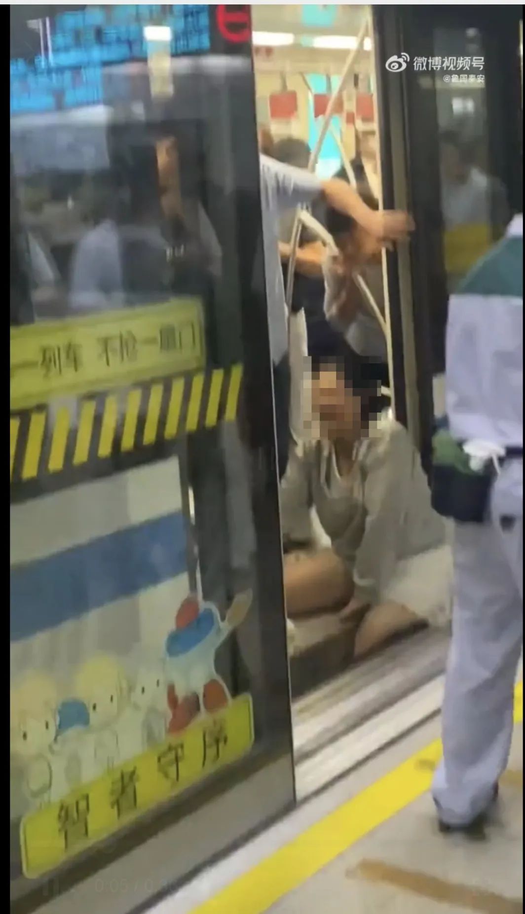 上海地铁1号线突发！女乘客一脚踩空，整条腿卡在列车与站台之间，站方回应→