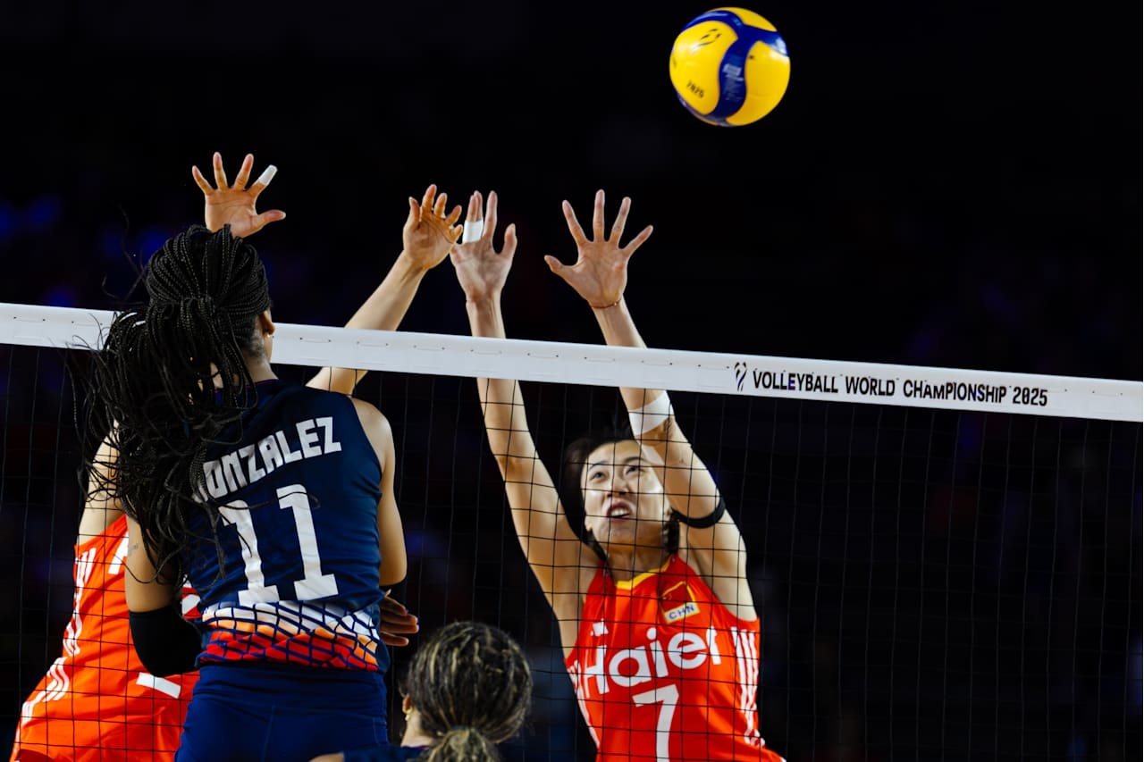 中国女排小组赛三连胜晋级，淘汰赛将战法国队