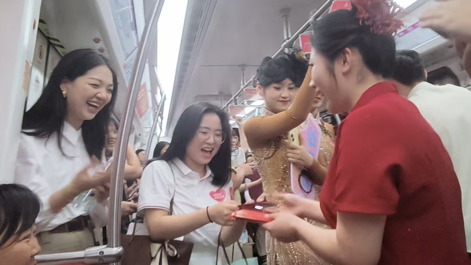 “狗粮”撒到地铁里了!多对新人在长沙地铁办集体婚礼,有乘客起哄“亲一个” “狗粮”撒到地铁里了!多对新人在长沙地铁办集体婚礼,有乘客起哄“亲一个”