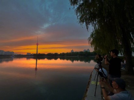 北京现绝美火烧云 市民打卡定格美景
