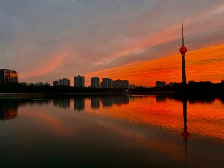 北京现绝美火烧云 市民打卡定格美景