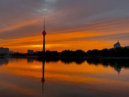 北京现绝美火烧云 市民打卡定格美景