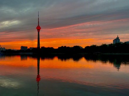 北京现绝美火烧云 市民打卡定格美景