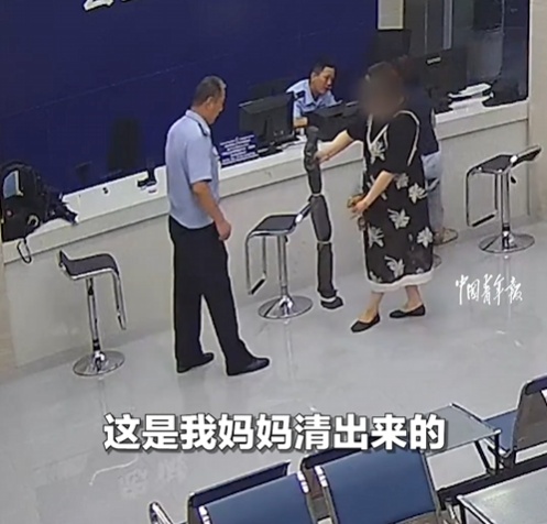 整理父亲遗物时有惊人发现，她直奔派出所