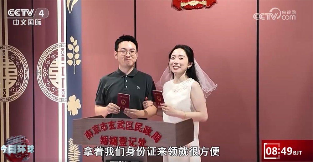 传统七夕佳节 各地迎来结婚登记小高峰 婚俗新风为喜庆“添彩”