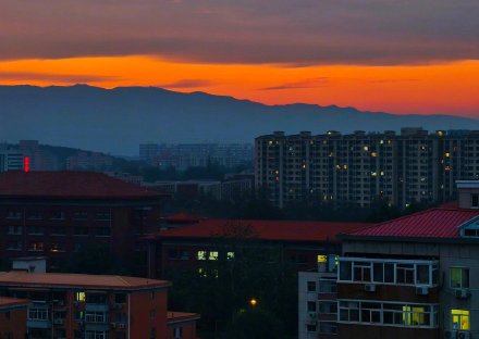 北京现绝美火烧云 市民打卡定格美景